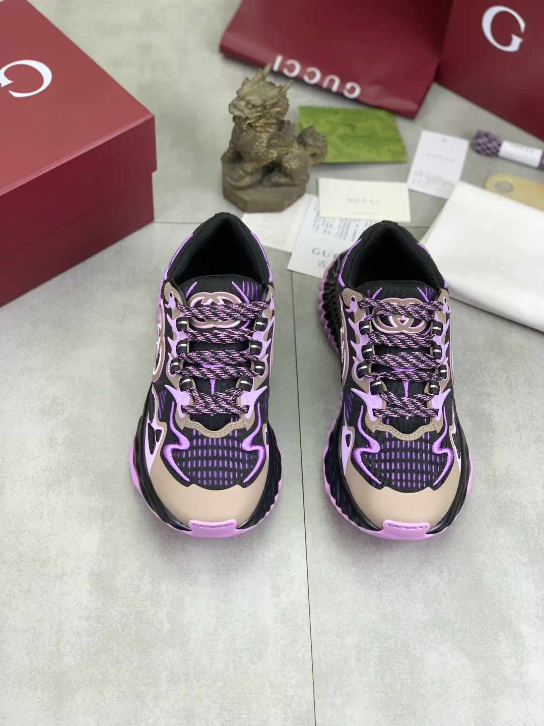Men's shoes 💰P800 New model 💰Latest model💎💎💎GUCCI Italian Gucci dad shoes Top version 🔜Original quality🔜Purchasing level After many years of accumulation of dad shoes, it took more than 3 months of research and development to disassemble the original version, and finally it is available! The goods are worth looking forward to! 👫 style for couples 🔜Versatile in all seasons🔜 Fashion🔜 Personality 🔜Distinctive Outsole: The latest original developed TPU Upper: Imported original material🐮 Lining: Original A-grade mixed sheepskin🐮 Foot pads: Original A-grade imported cowhide 💯Counter genuine full set of packaging Midsole Latex pad with LOGO, Lasting, oil edge, air pressure coding process, support NFC anti-counterfeiting chip detection! Size: women’s code 35-40, men’s code 39-44 (women’s 34 41, men’s 38 45 46 customized)